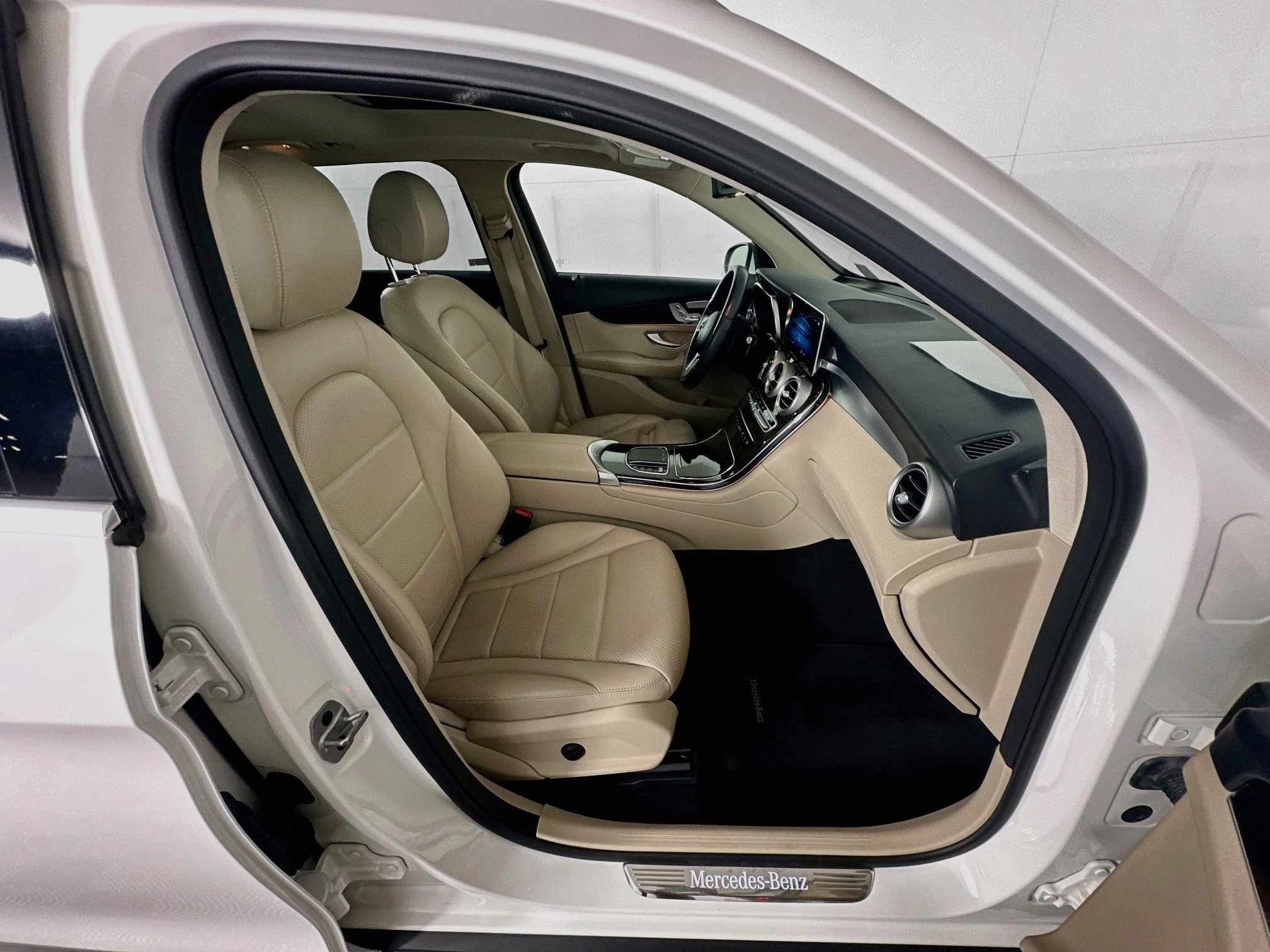 Used 2021 Mercedes-Benz GLC 300 4MATIC w/ Premium Package image 31