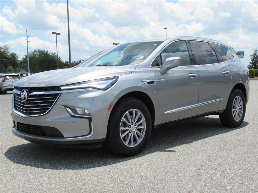 Used 2024 Buick Enclave Essence w/ Technology Package FWD image 3