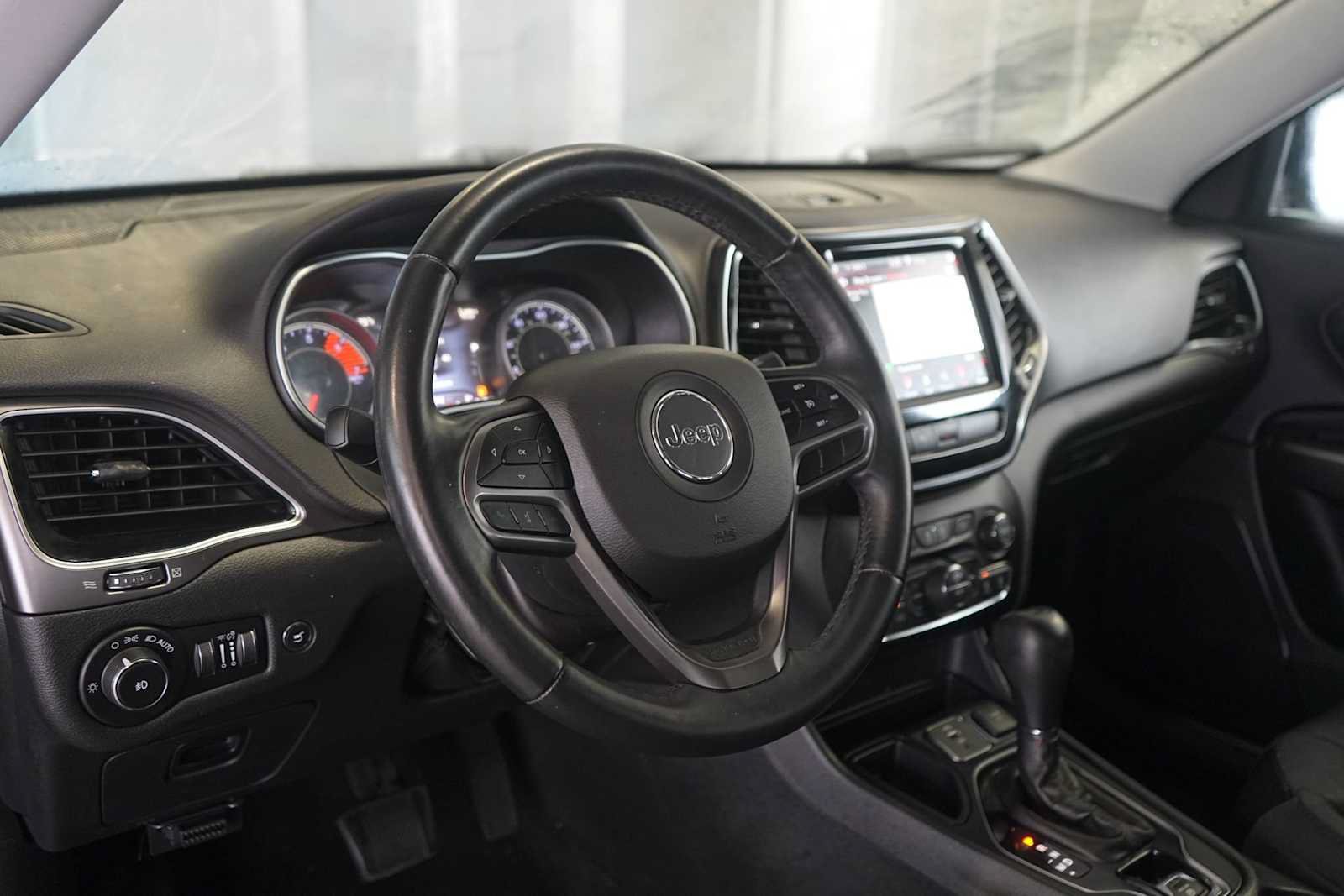 Used 2019 Jeep Cherokee Limited FWD image 2