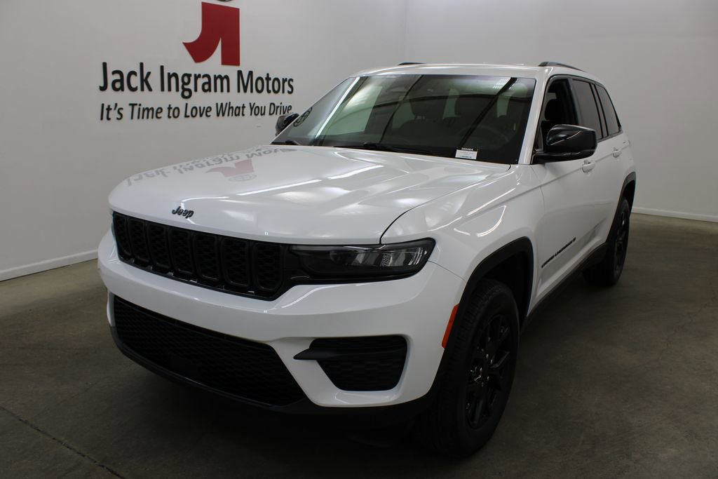 Used 2025 Jeep Grand Cherokee Altitude AWD/4WD image 2