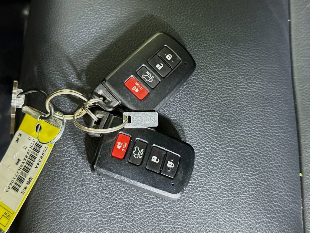 Used 2017 Toyota RAV4 SE w/ Advanced Technology Package image 33