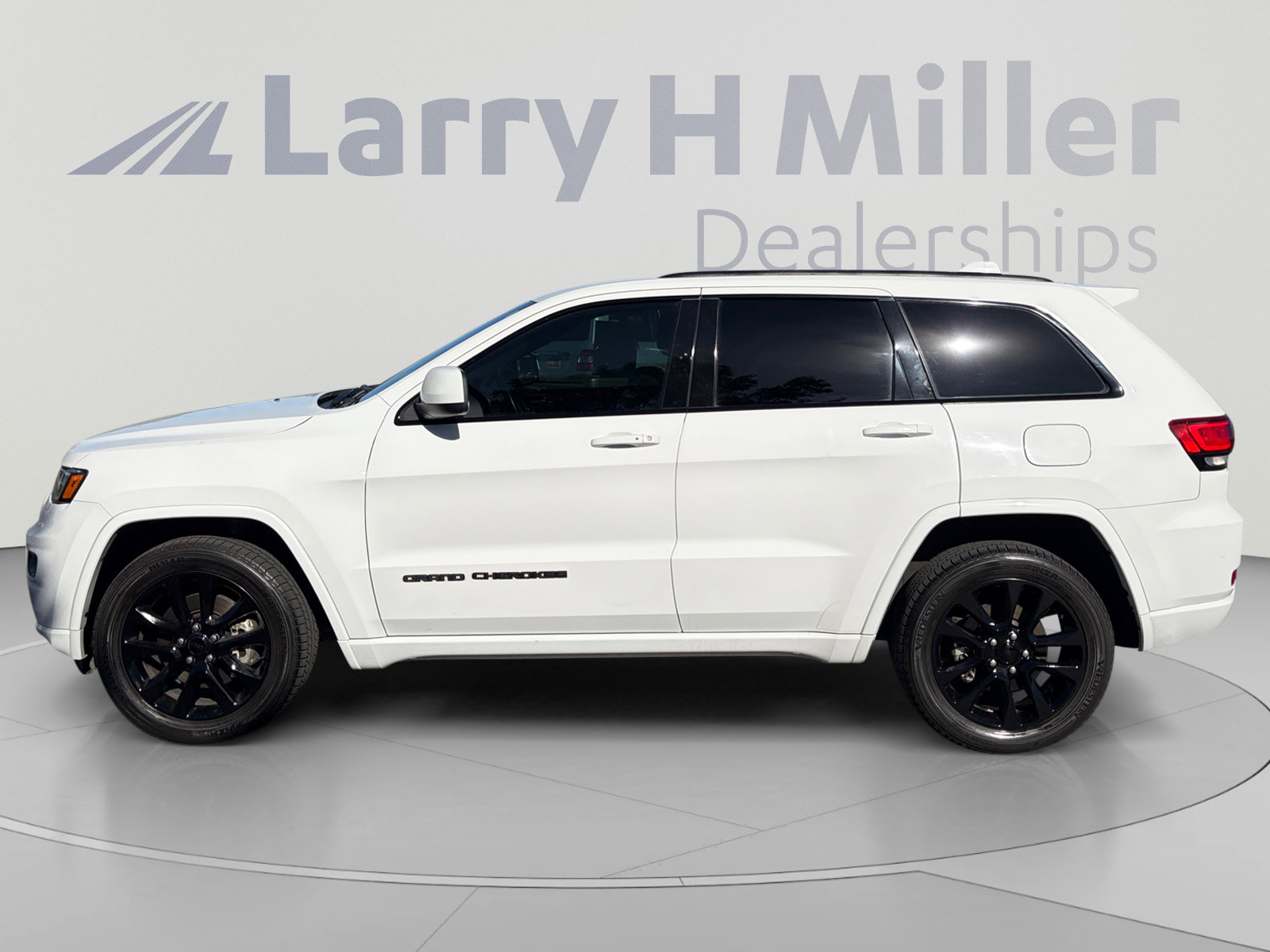 Used 2021 Jeep Grand Cherokee Laredo X AWD/4WD image 2