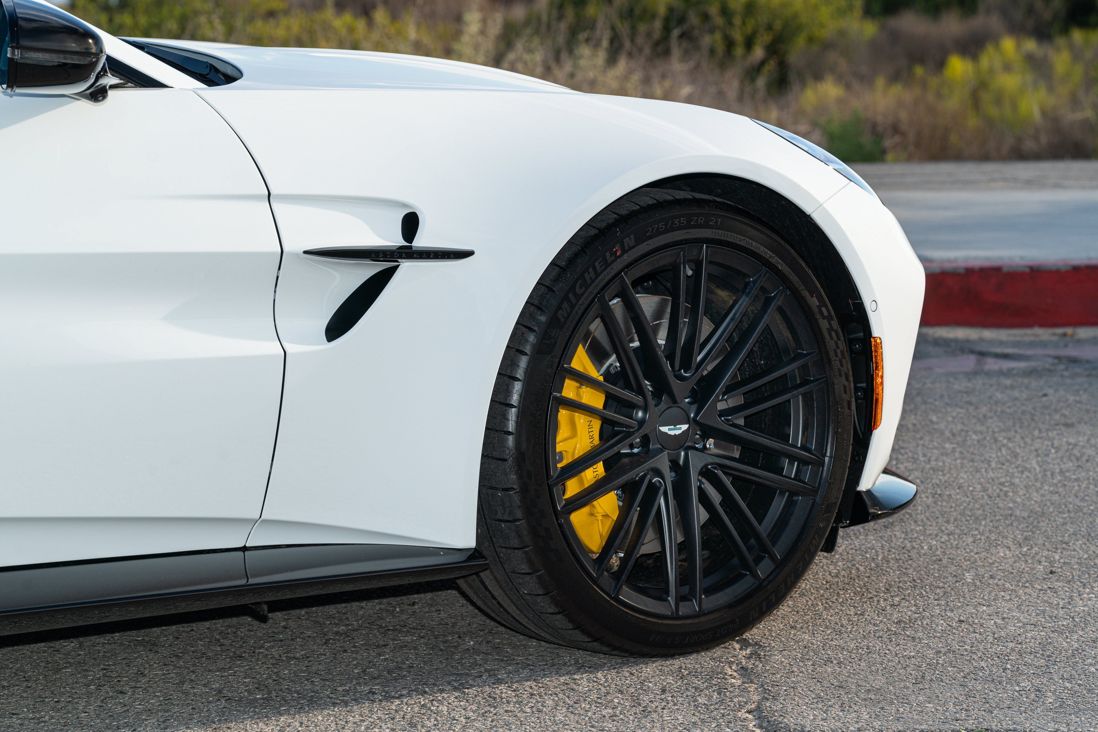 Used 2025 Aston Martin V8 Vantage Coupe RWD image 8