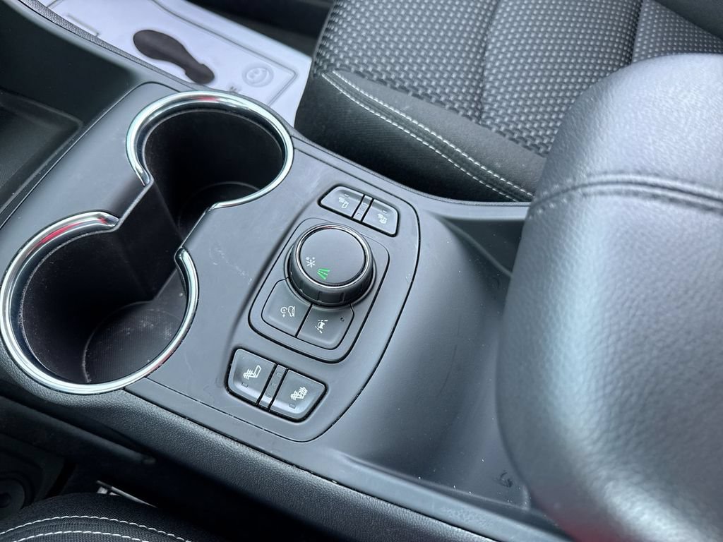 Used 2024 GMC Terrain SLE w/ Driver Convenience Package FWD image 21