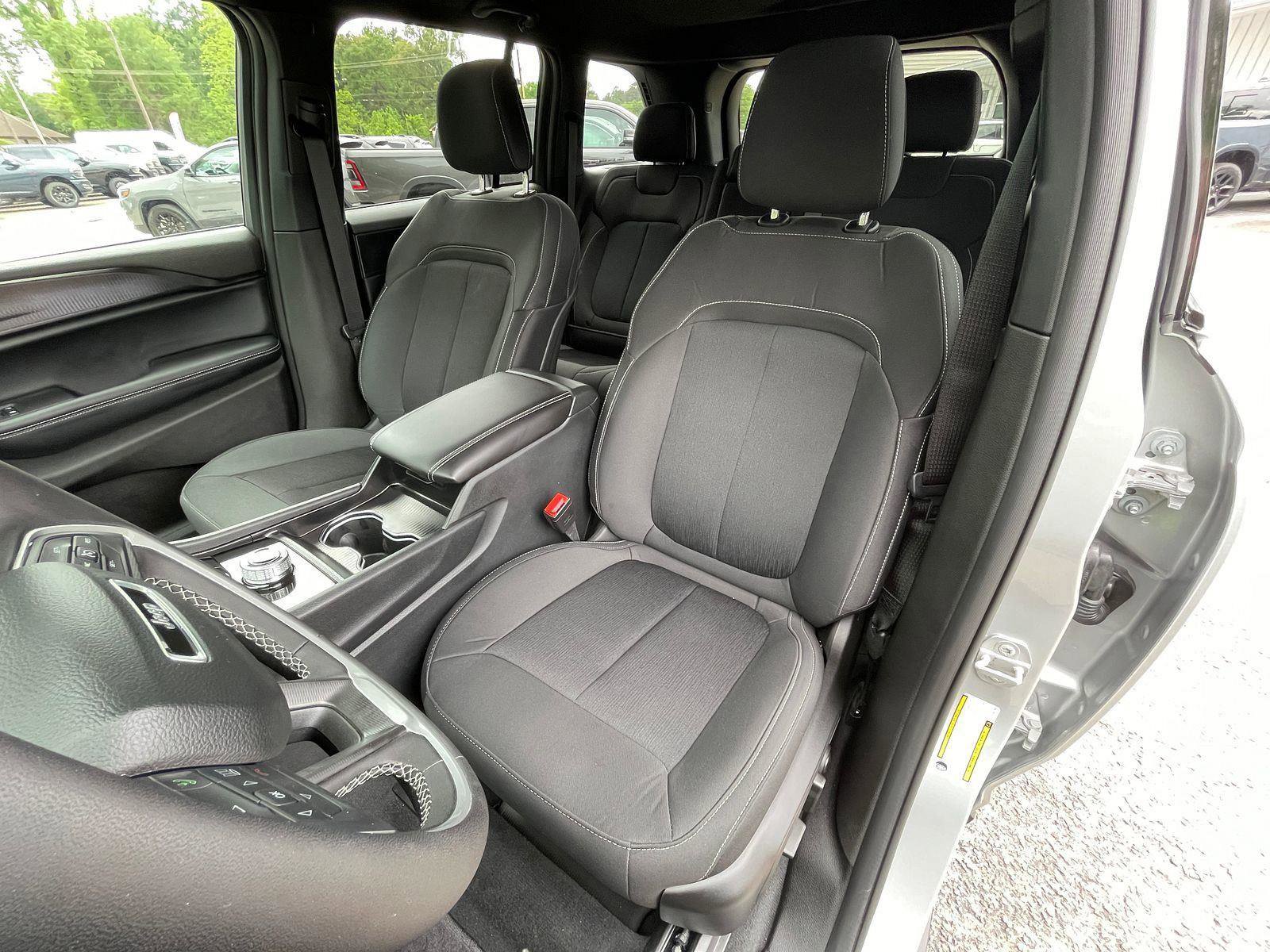 Used 2025 Jeep Grand Cherokee Laredo AWD/4WD image 10