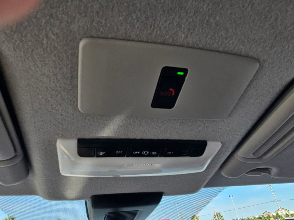 Used 2022 Nissan Kicks SR w/ Premium Package FWD image 23