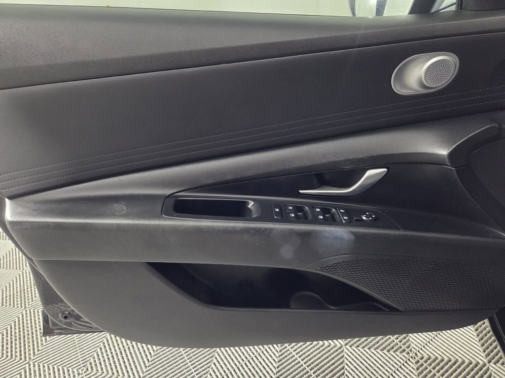 Used 2021 Hyundai Elantra SE image 22