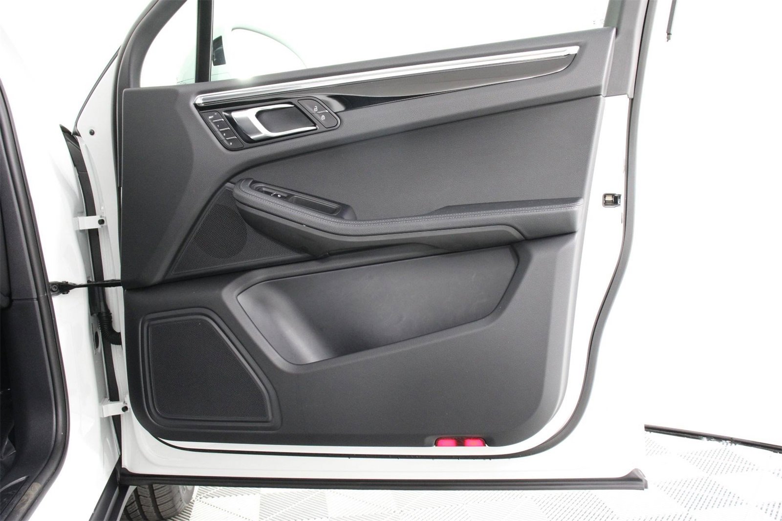 Used 2025 Porsche Macan image 23