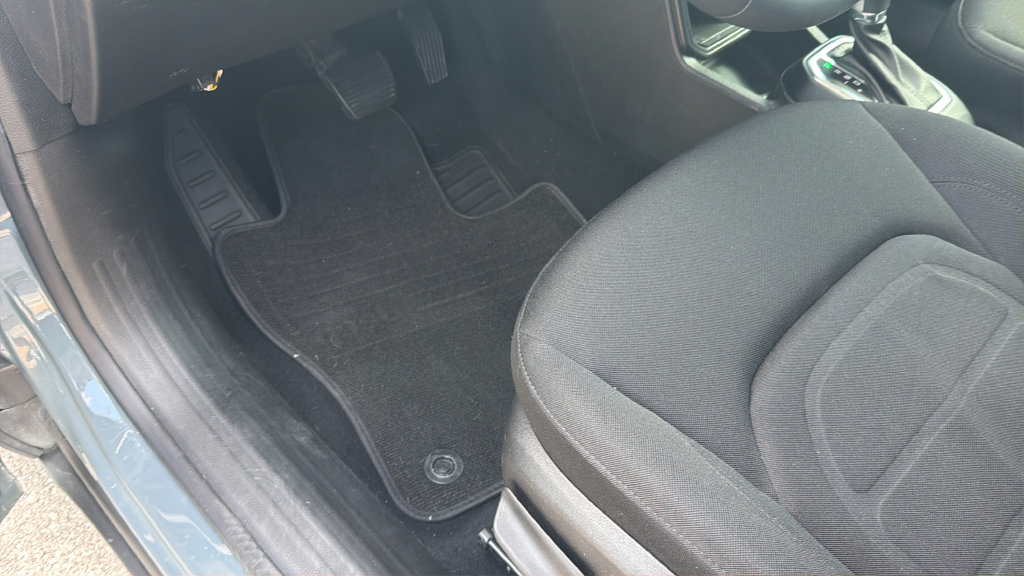 Used 2018 Jeep Renegade Latitude w/ UConnect 8.4 Nav Group FWD image 12