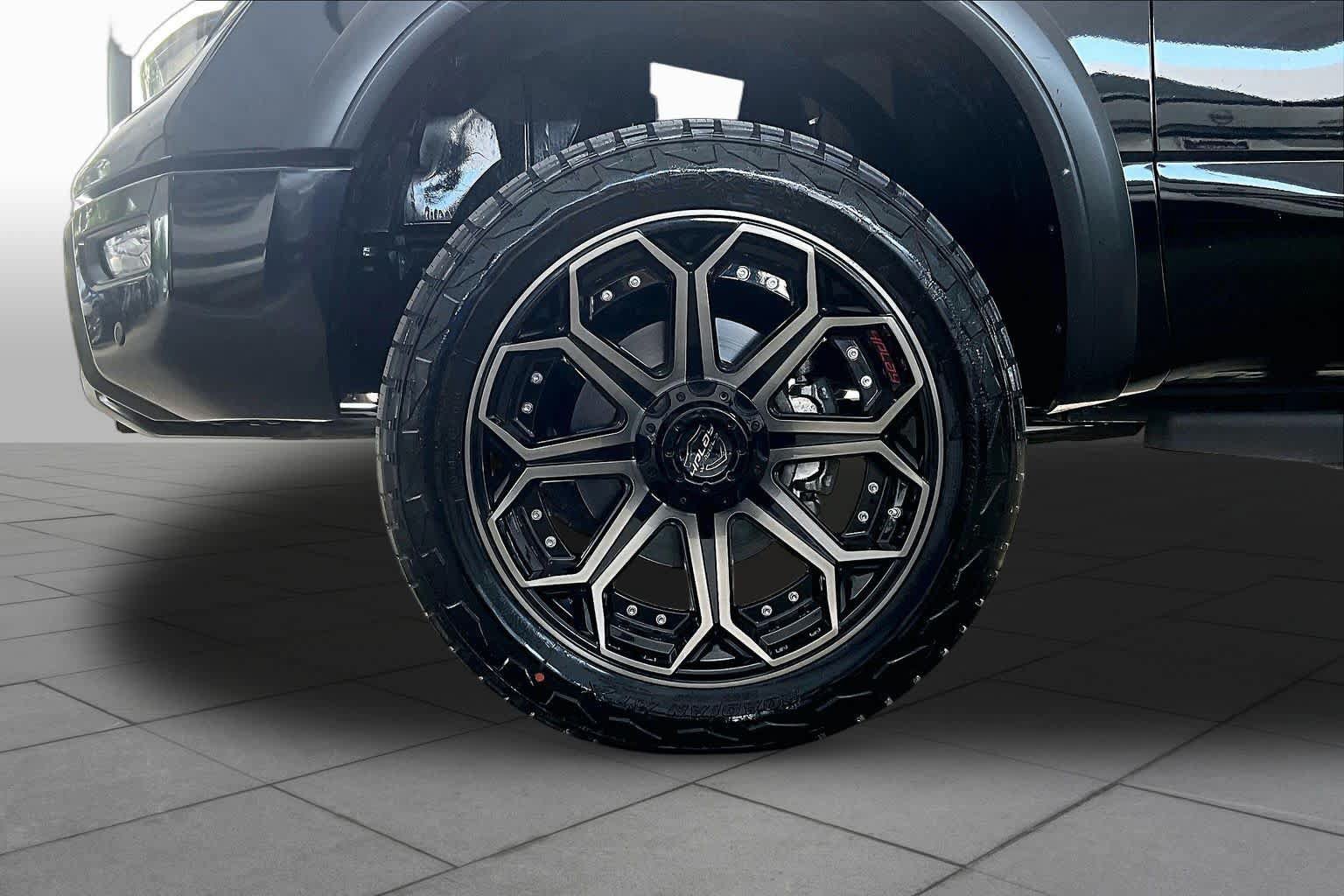 Used 2021 Nissan Titan PRO-4X w/ Pro-4x Convenience Package AWD/4WD image 11