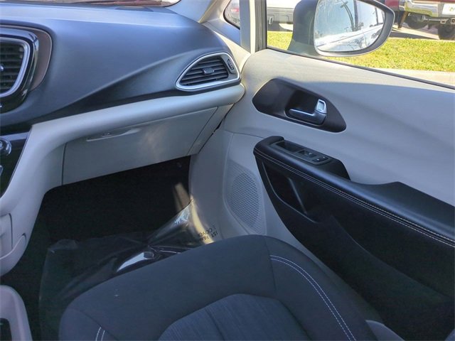 Used 2021 Chrysler Voyager L image 17