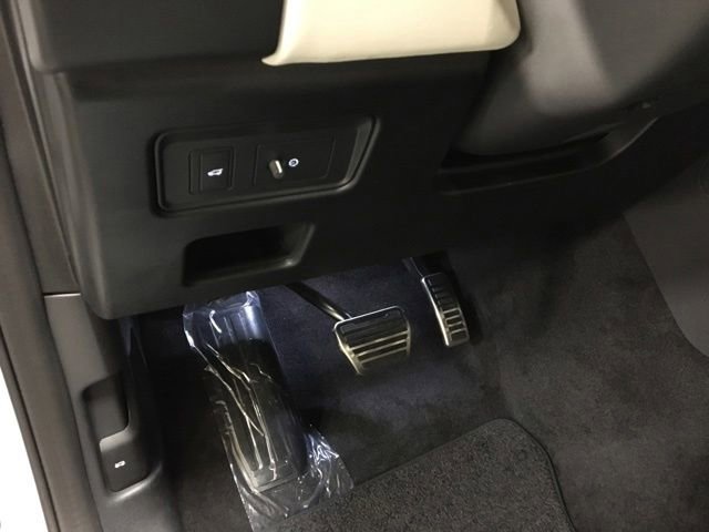 New 2024 Land Rover Discovery Metropolitan Edition image 13