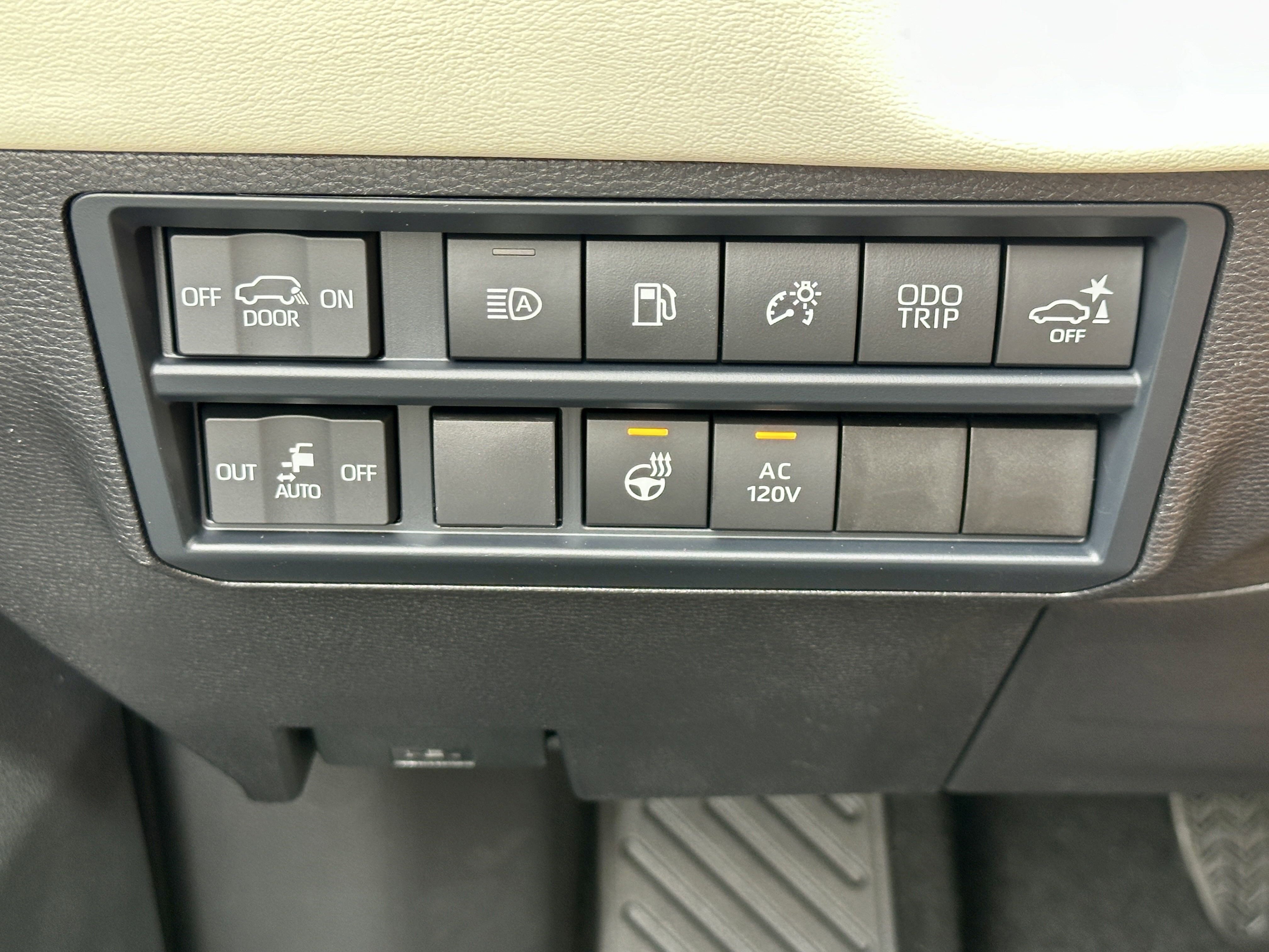 Used 2025 Toyota Sequoia Capstone image 28