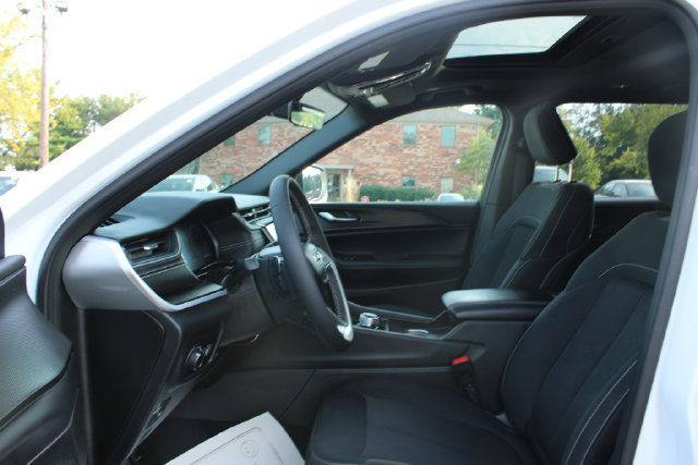 Used 2025 Jeep Grand Cherokee L Laredo AWD/4WD image 12