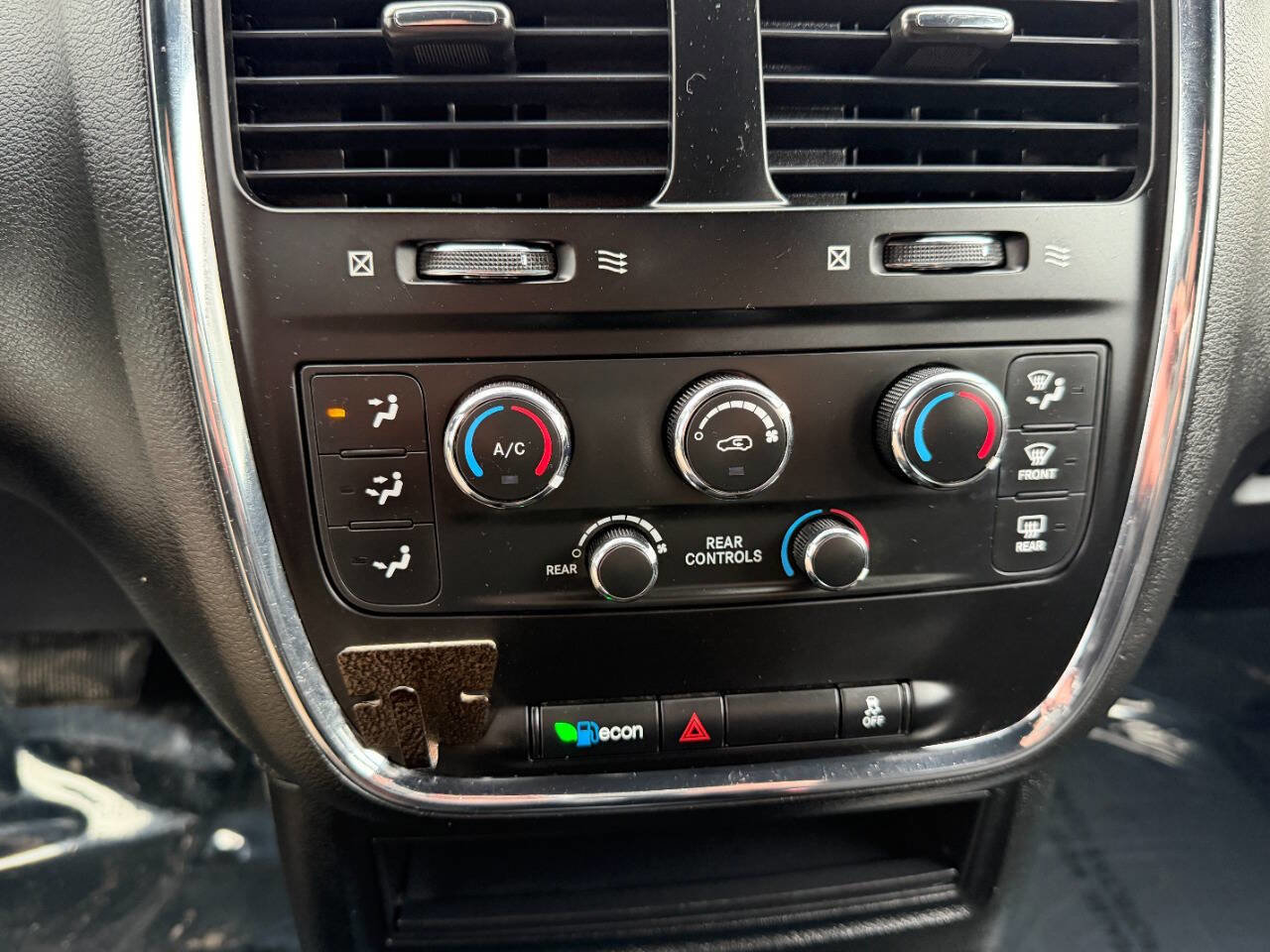 Used 2017 Dodge Grand Caravan SE image 38