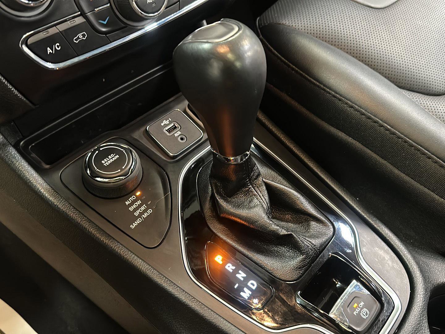 Certified 2022 Jeep Cherokee Limited AWD/4WD image 25