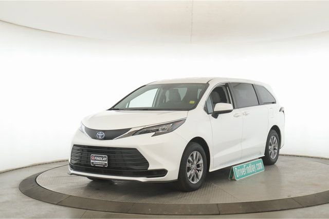 Used 2024 Toyota Sienna LE image 10