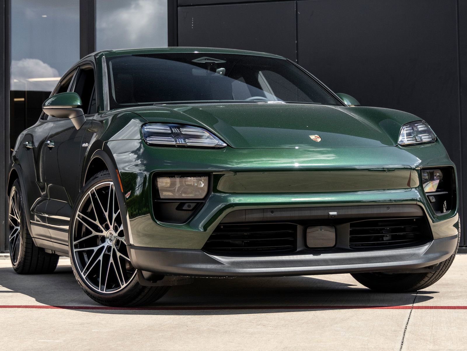 Certified 2025 Porsche Macan 4 Electric image 6