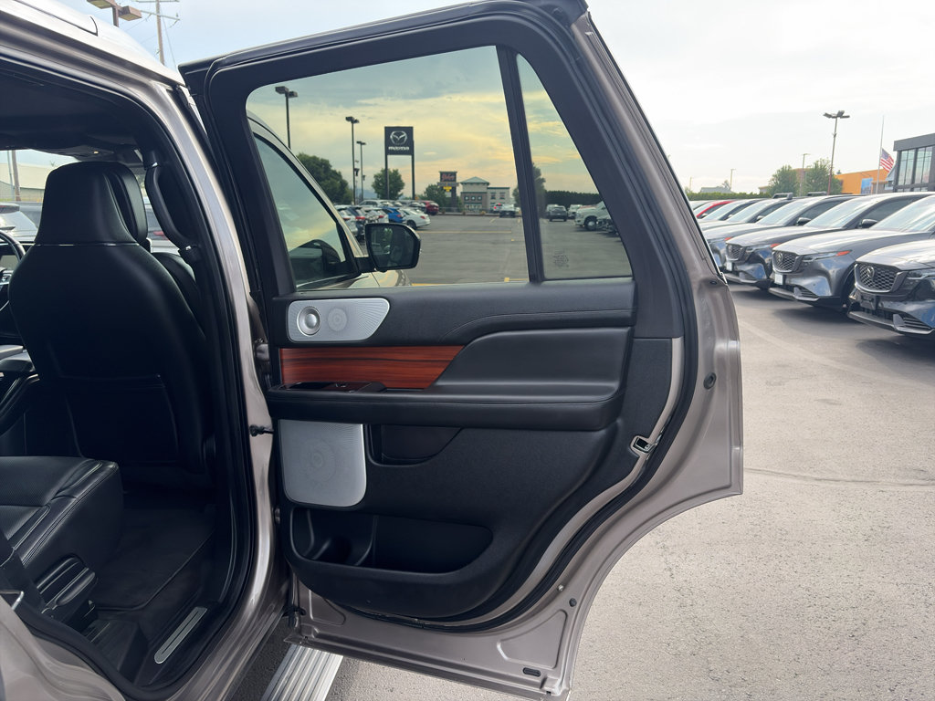 Used 2019 Lincoln Navigator Reserve AWD/4WD image 16