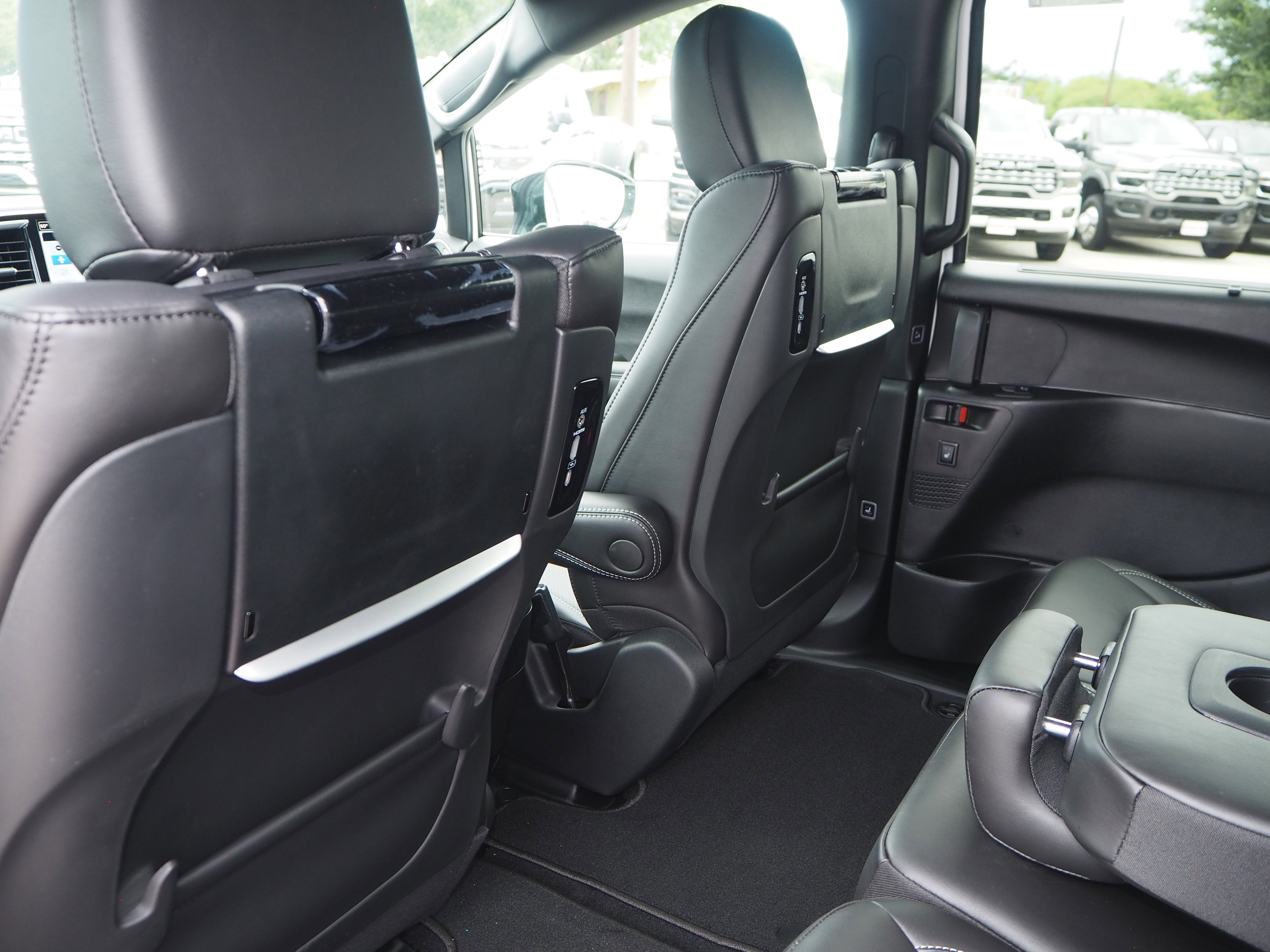 New 2025 Chrysler Pacifica Select w/ Uconnect Theater Family Group FWD image 18