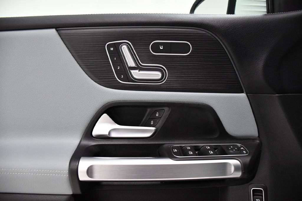 Used 2026 Mercedes-Benz GLB 250 4MATIC image 17