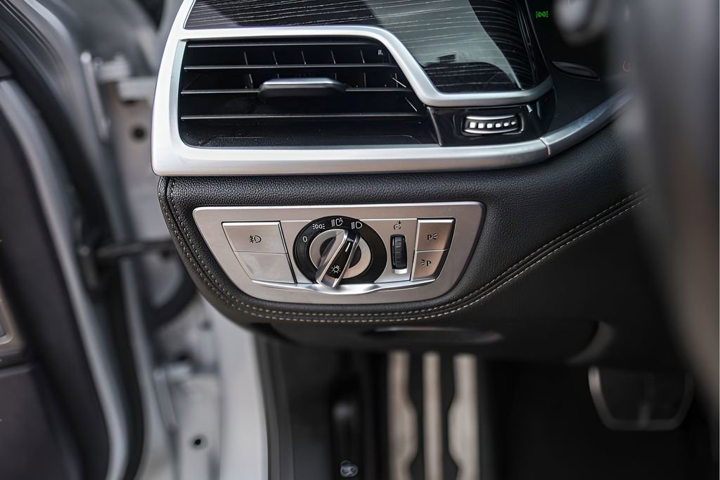 Used 2019 BMW 740i w/ Executive Package RWD image 16