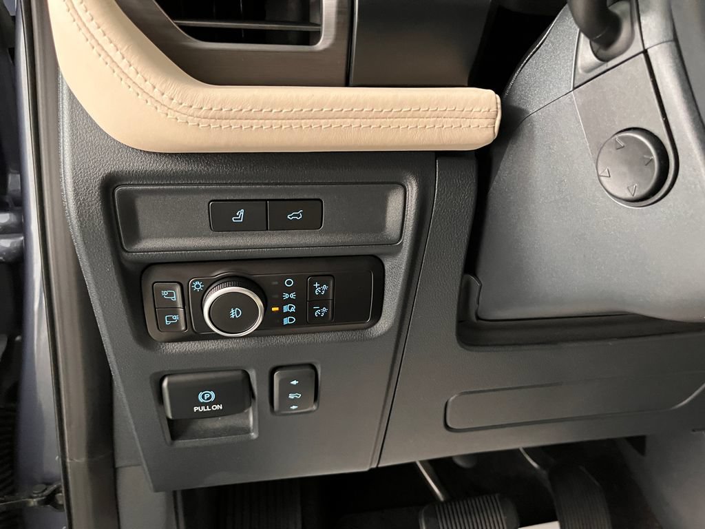 Used 2023 Ford Expedition Platinum AWD/4WD image 4