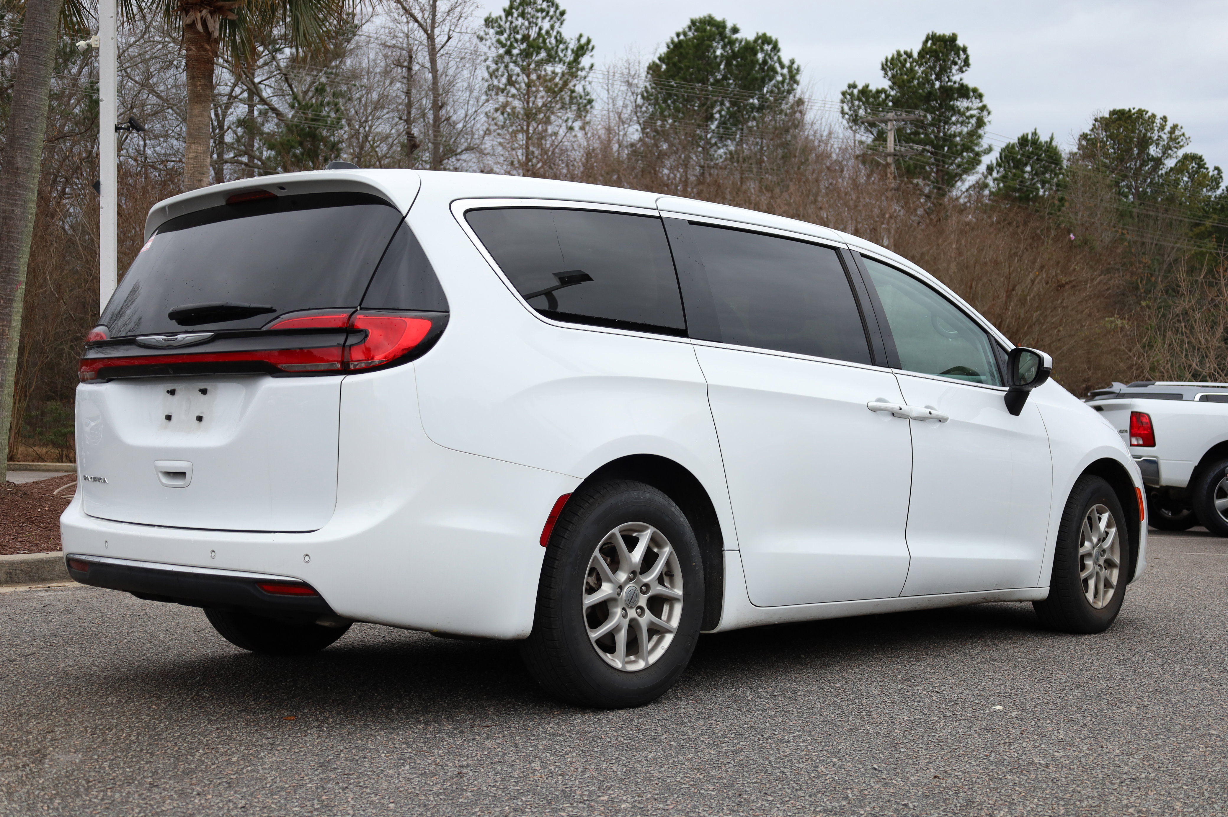 Used 2023 Chrysler Pacifica Touring-L image 4