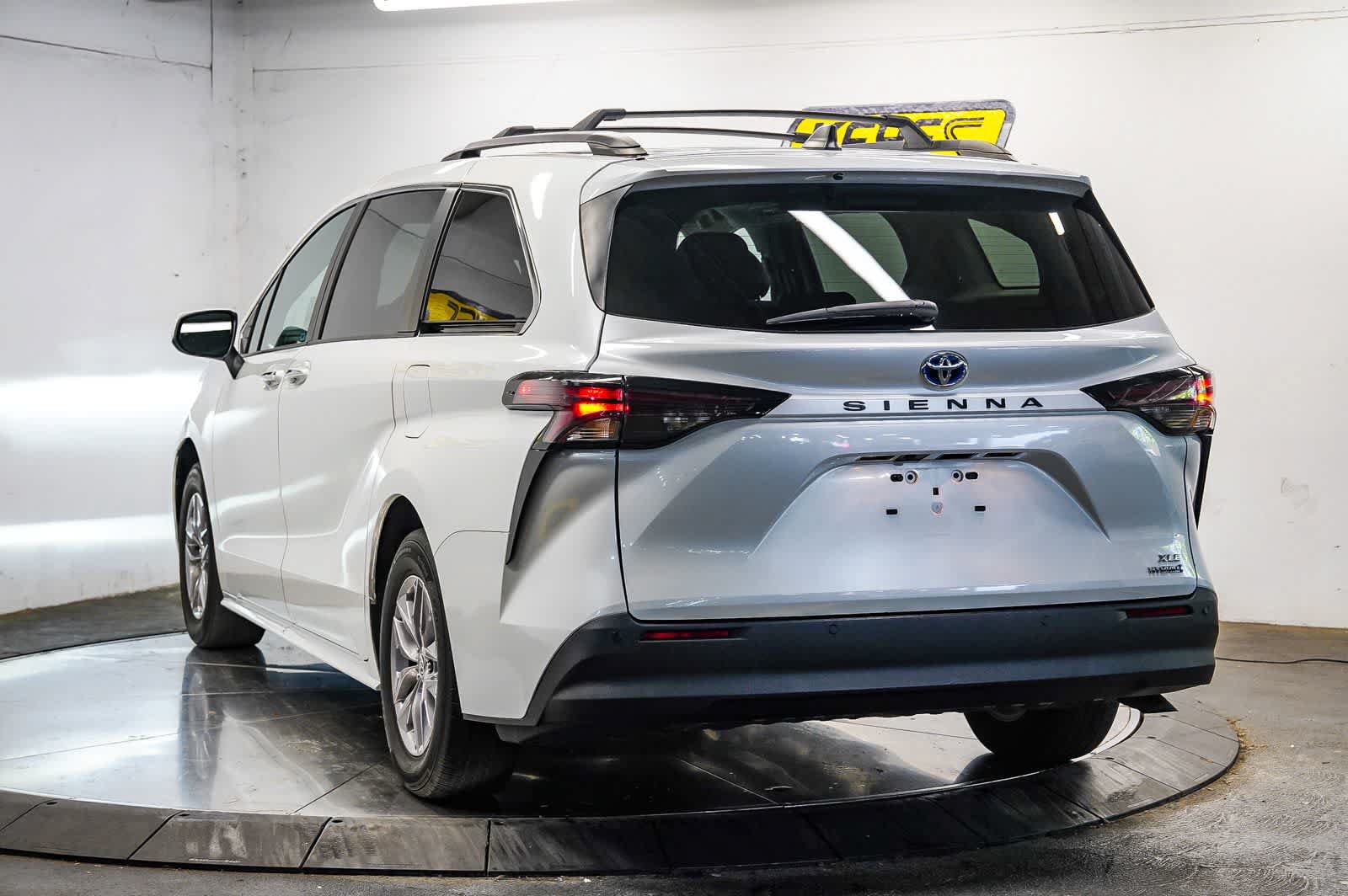 Used 2023 Toyota Sienna XLE FWD image 4