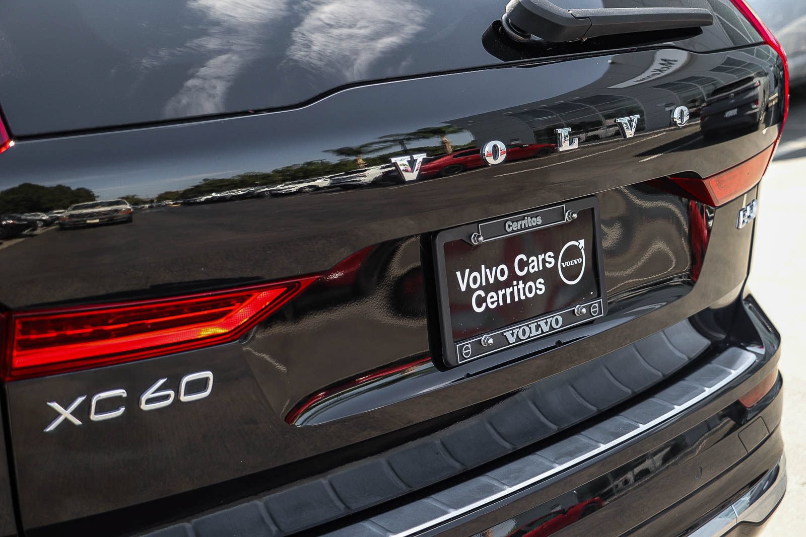 Used 2023 Volvo XC60 B5 Ultimate w/ Climate Package FWD image 10