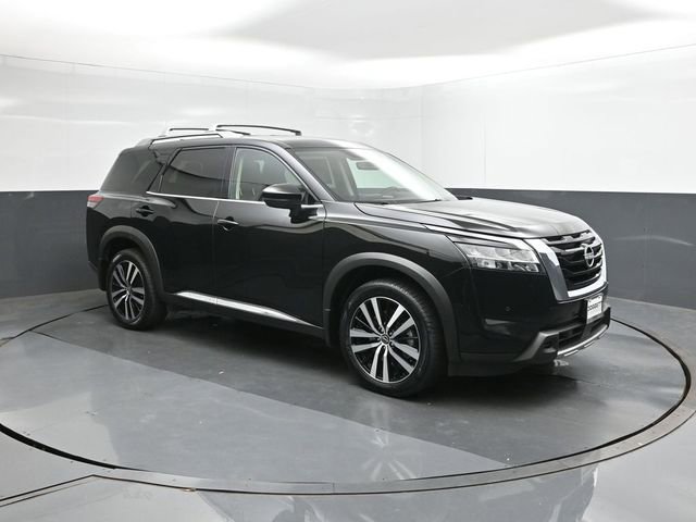 Used 2024 Nissan Pathfinder Platinum image 17