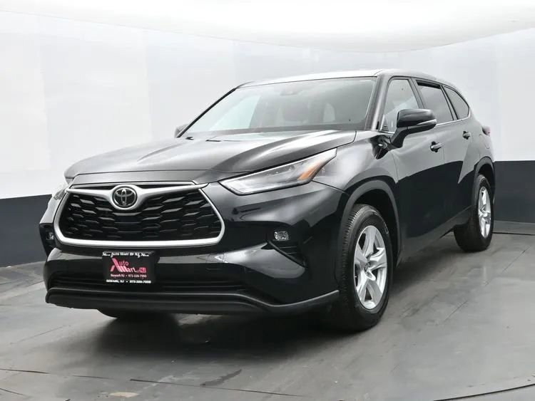 Used 2025 Toyota Highlander LE FWD image 1