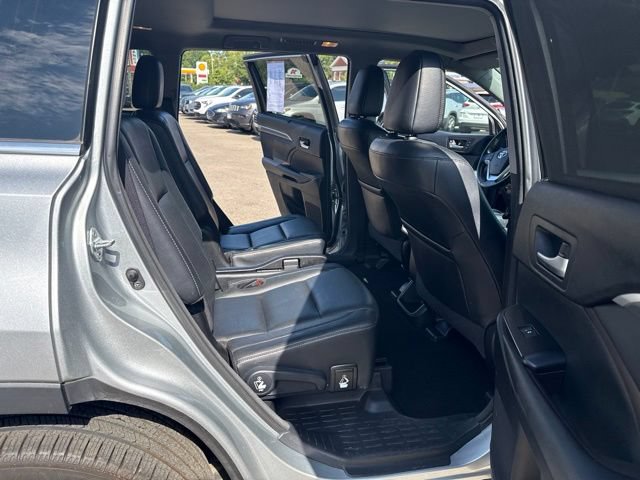 Used 2017 Toyota Highlander Limited Platinum w/ Carpet Mat Package AWD/4WD image 15