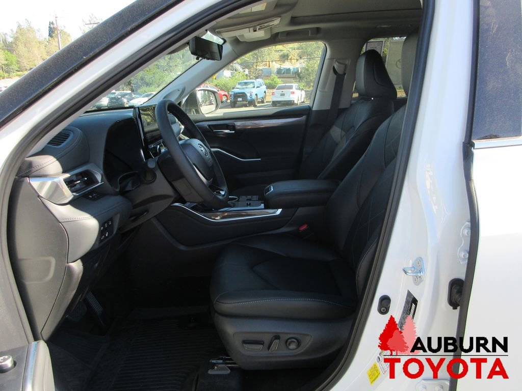 New 2026 Toyota Highlander Platinum image 11