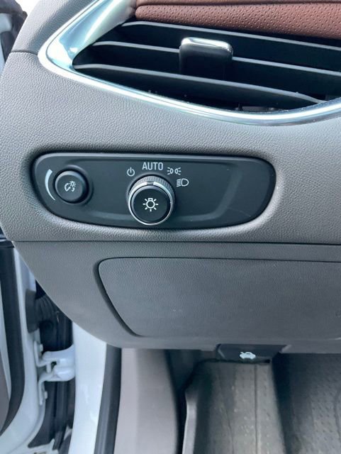 Used 2018 Chevrolet Malibu Premier w/ Premier Sun and Wheel Package FWD image 31