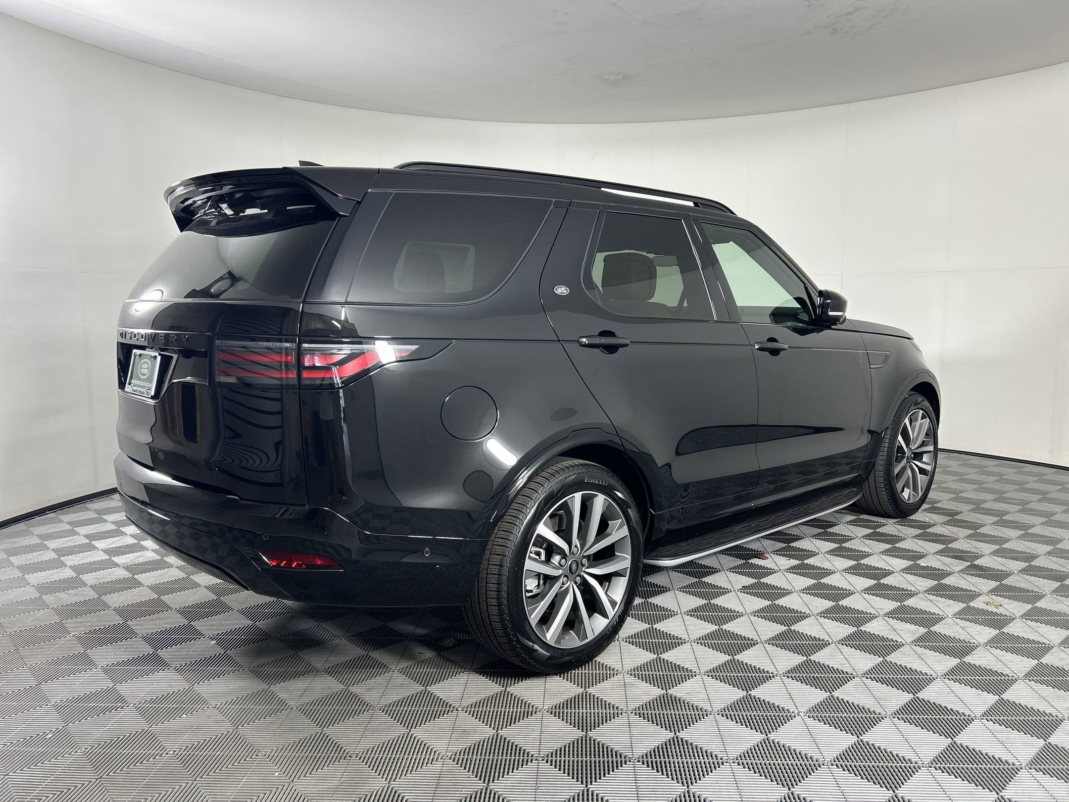 New 2025 Land Rover Discovery Dynamic SE image 7