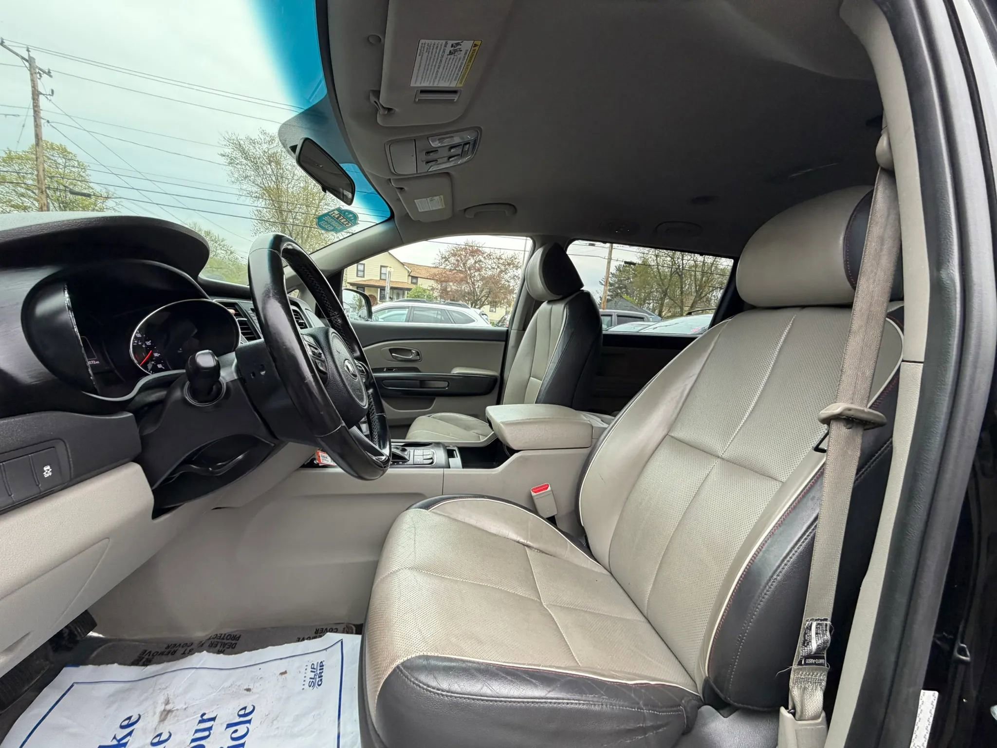 Used 2017 Kia Sedona LX w/ LX Essentials Premium Package FWD image 9
