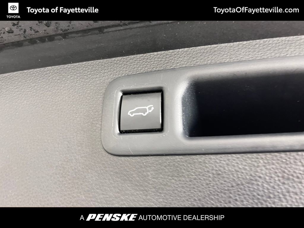 Used 2022 Toyota Highlander XLE FWD image 24