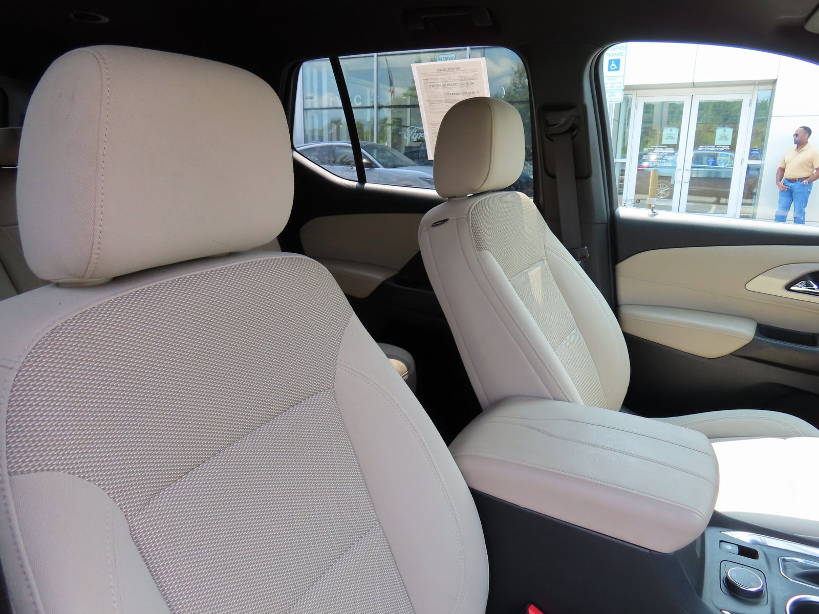 Used 2022 Chevrolet Traverse LT image 32