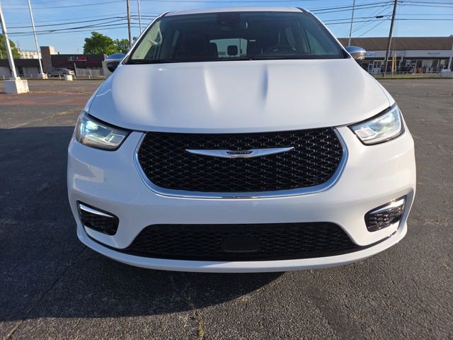 Used 2023 Chrysler Pacifica Limited image 3