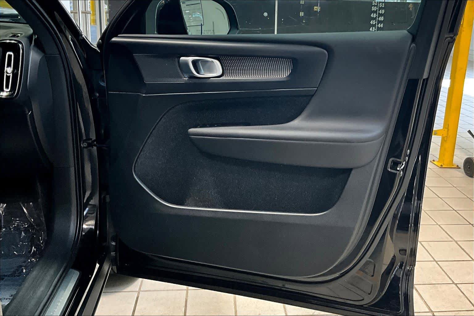 Used 2020 Volvo XC40 T5 R-Design w/ Protection Package AWD/4WD image 22