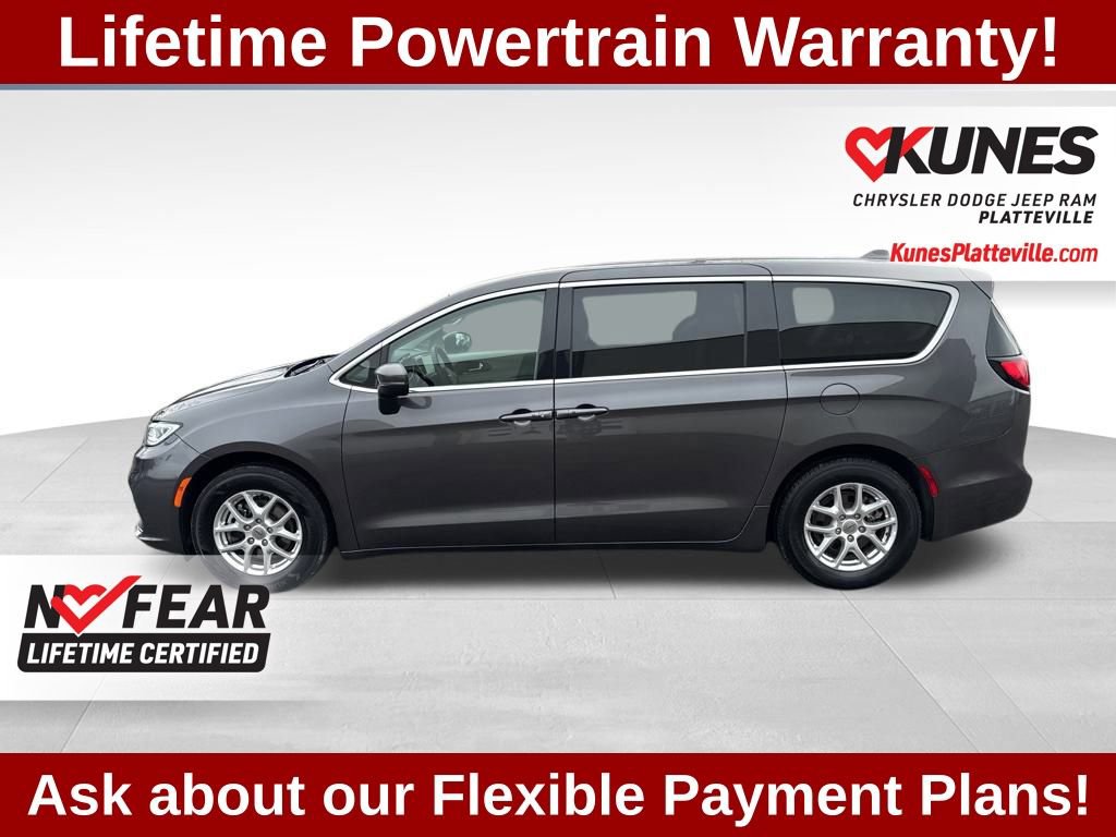 Used 2023 Chrysler Pacifica Touring-L image 7