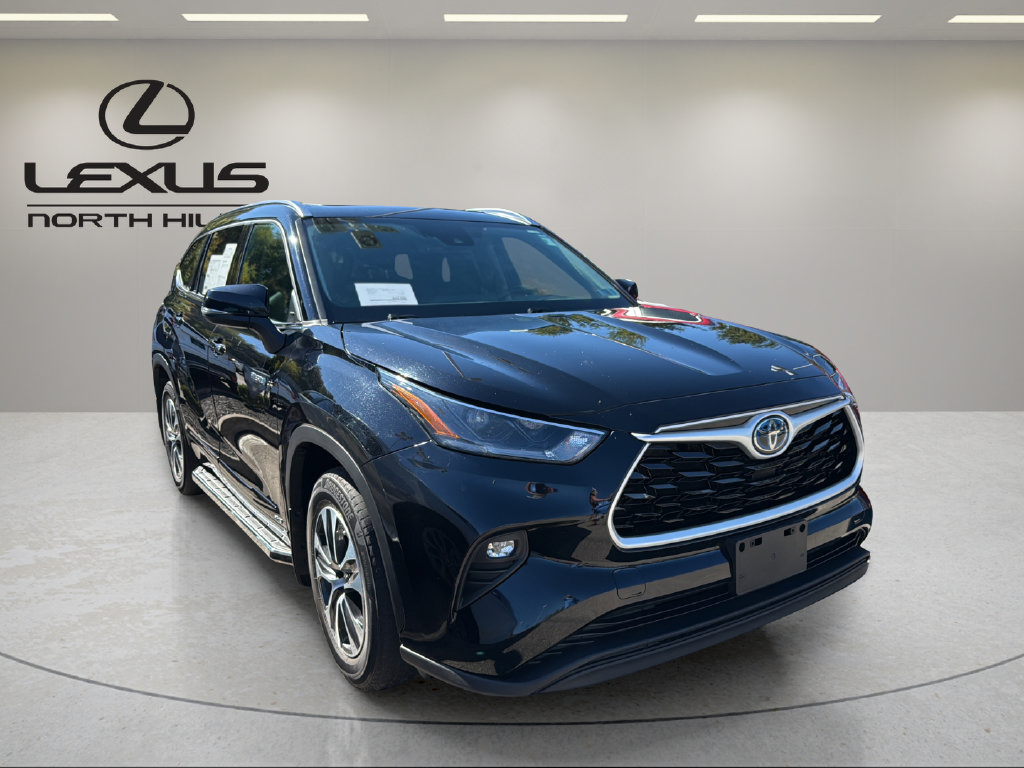 Used 2021 Toyota Highlander XLE AWD/4WD image 4