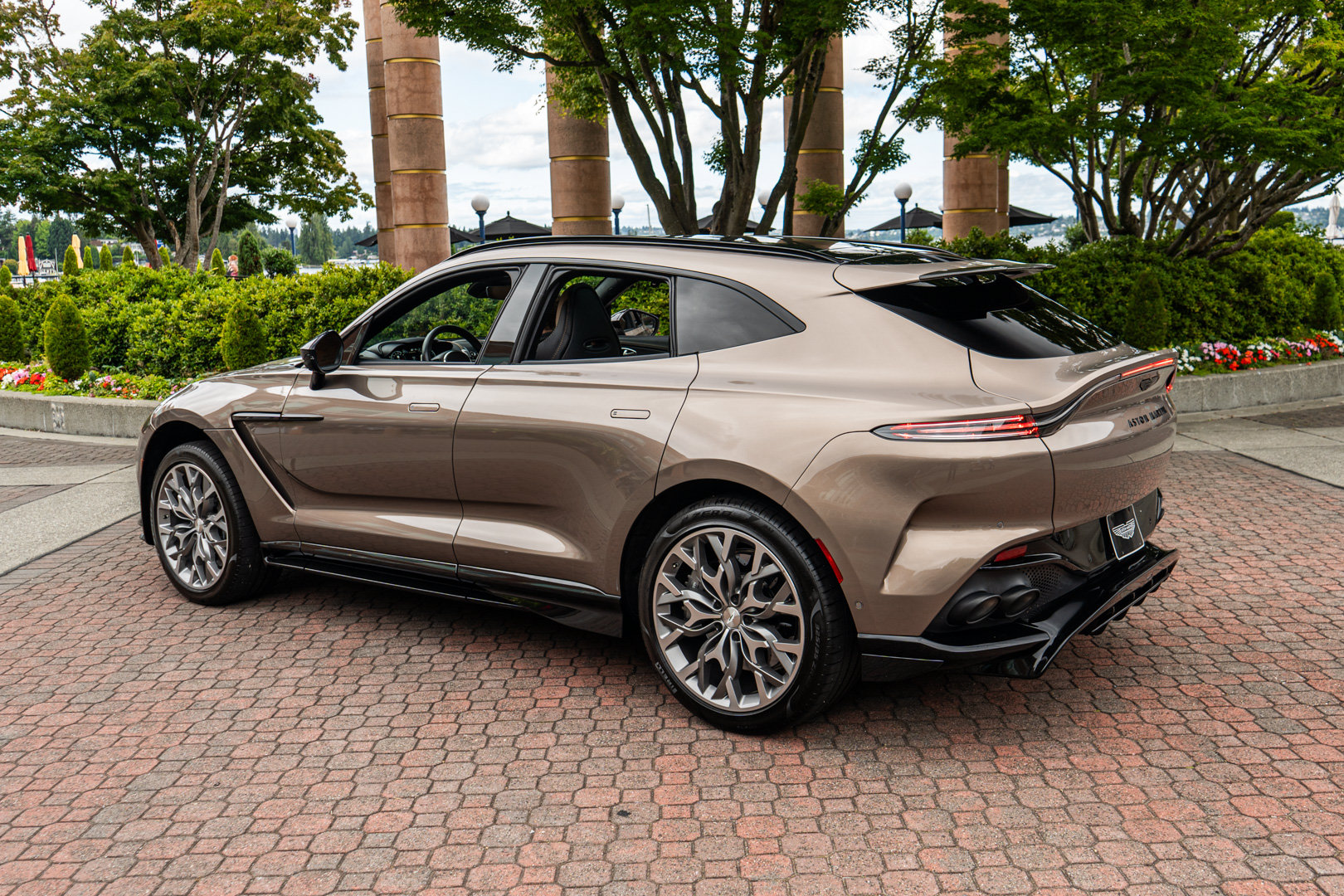 Used 2023 Aston Martin DBX 707 AWD/4WD image 2