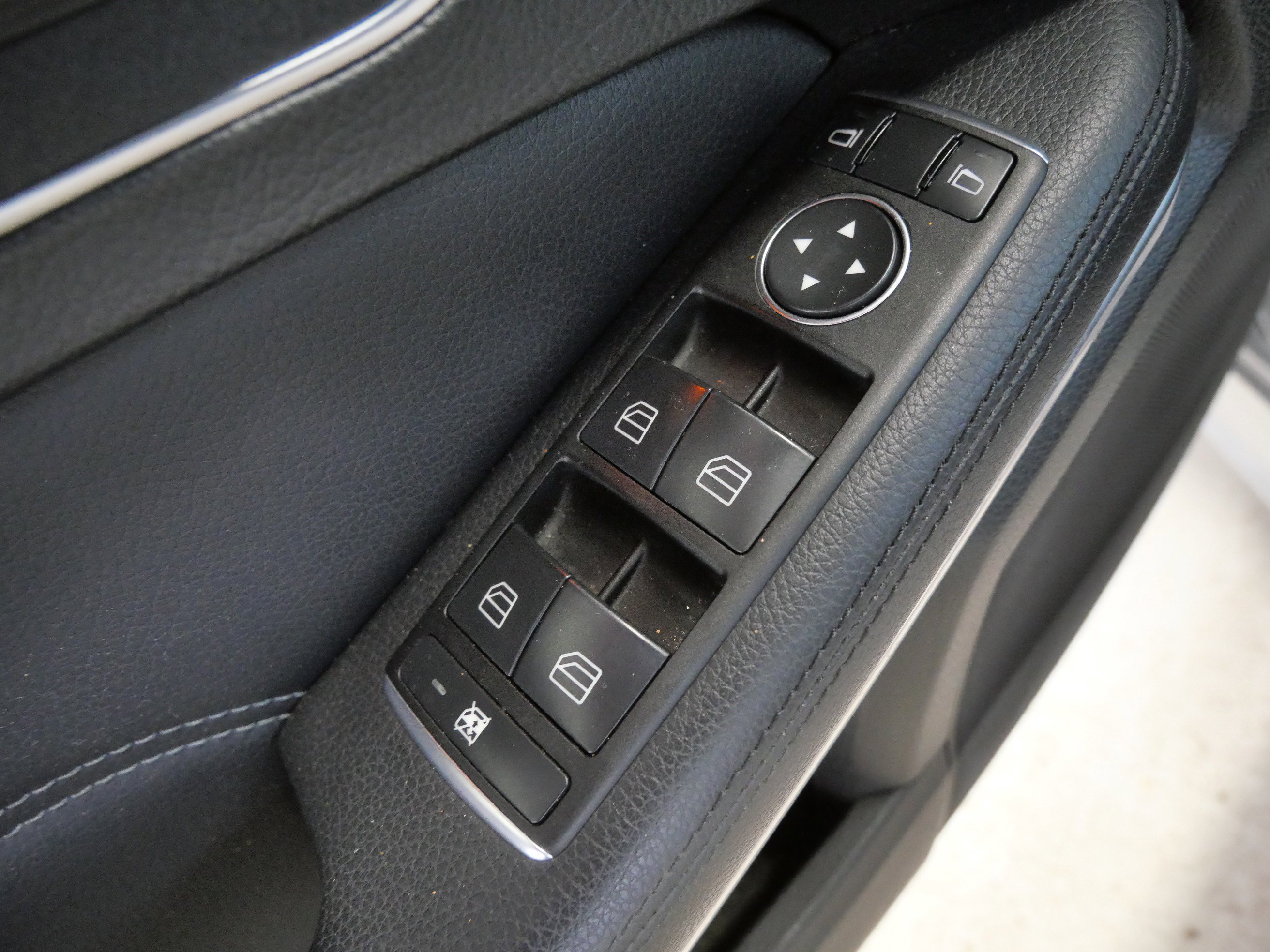 Used 2014 Mercedes-Benz E 350 4MATIC Sedan image 18