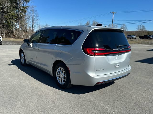 Used 2024 Chrysler Pacifica Touring-L FWD image 3
