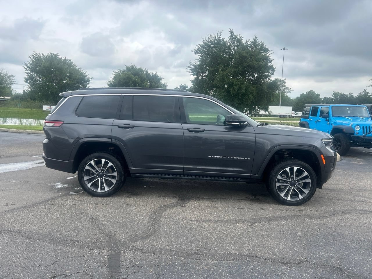 Used 2025 Jeep Grand Cherokee L Overland w/ Luxury Tech Group IV AWD/4WD image 2