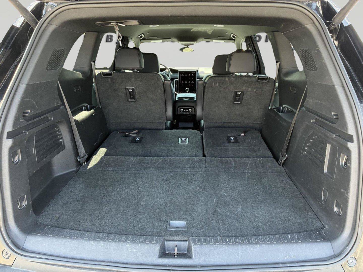 Used 2025 GMC Acadia Elevation w/ Elevation Premium Package AWD/4WD image 12