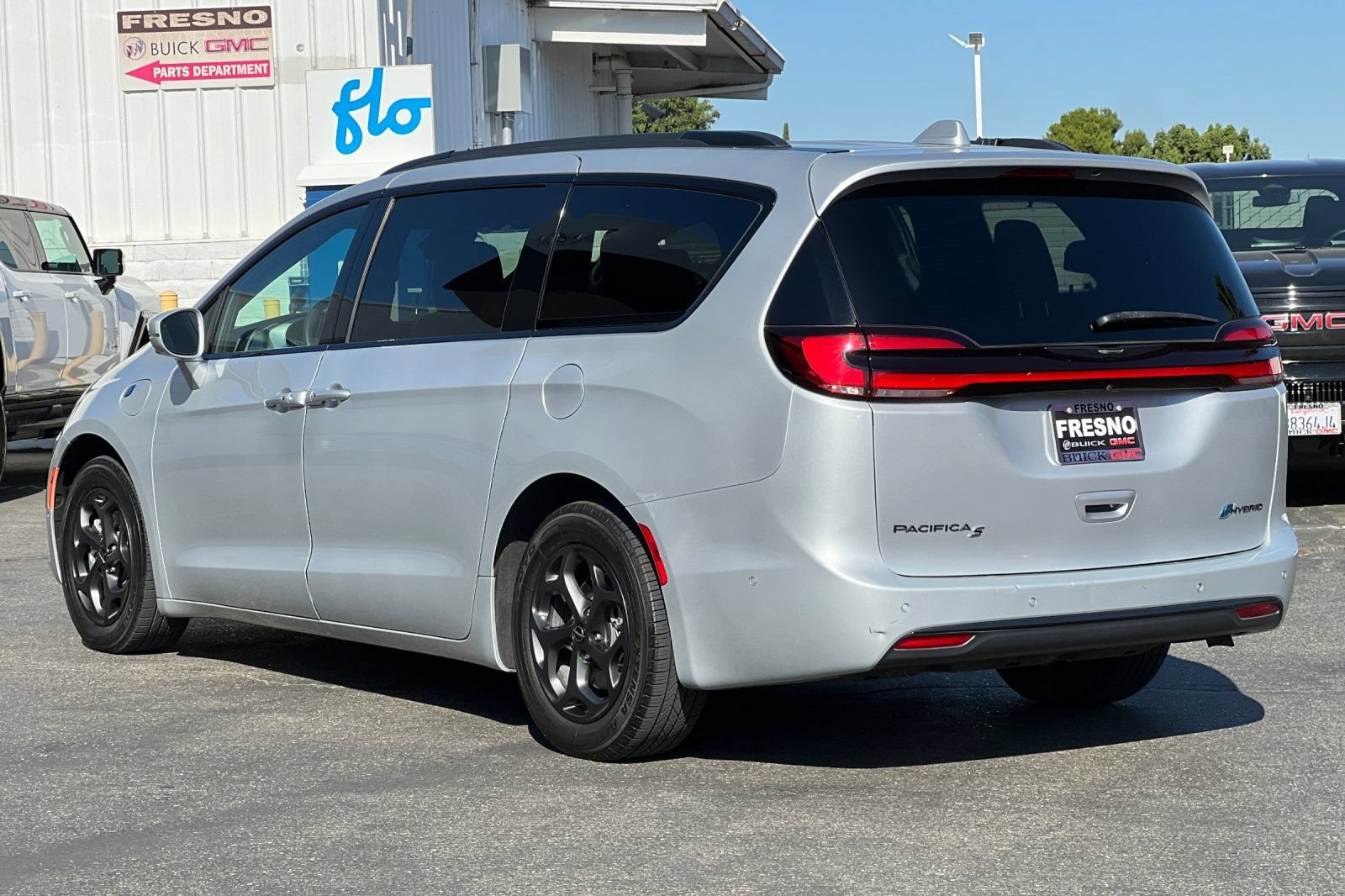Used 2022 Chrysler Pacifica Limited w/ Uconnect Theater Family Group FWD image 6