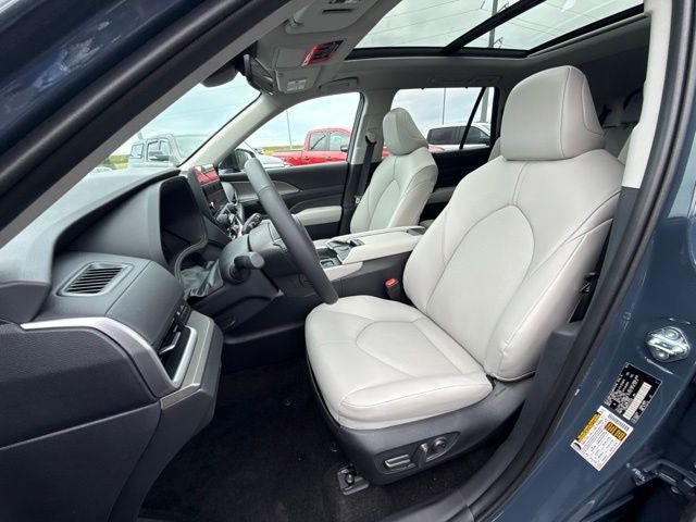 Used 2026 Toyota Grand Highlander AWD image 25